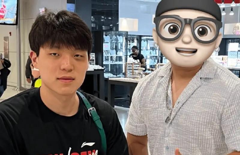 悲剧！杨瀚森被暗算了据媒体人我嘞个胡豆er在社交媒体上晒出杨瀚森近期照片，他写