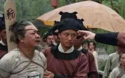 1708年，一个白发苍苍的75岁老头被押上刑场，罪名:冒充前朝余孽。可监斩官心里