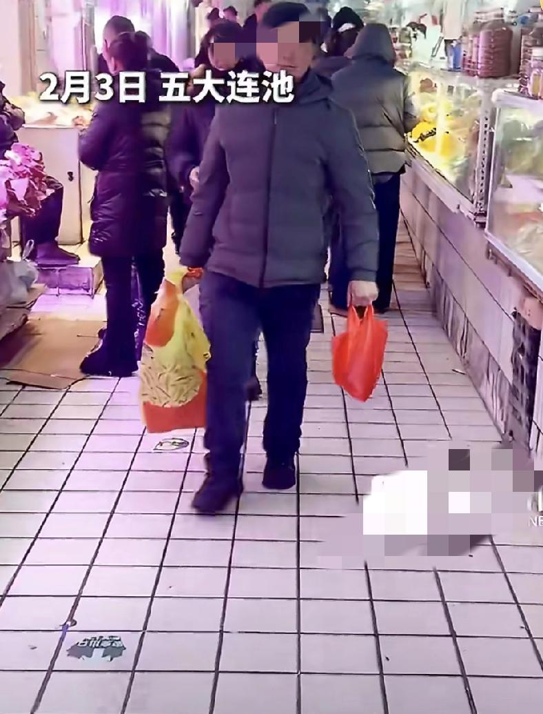 东北人对过年买年货到底有多执着，来看看这排面！排骨可以说是一整扇，水果论一筐筐