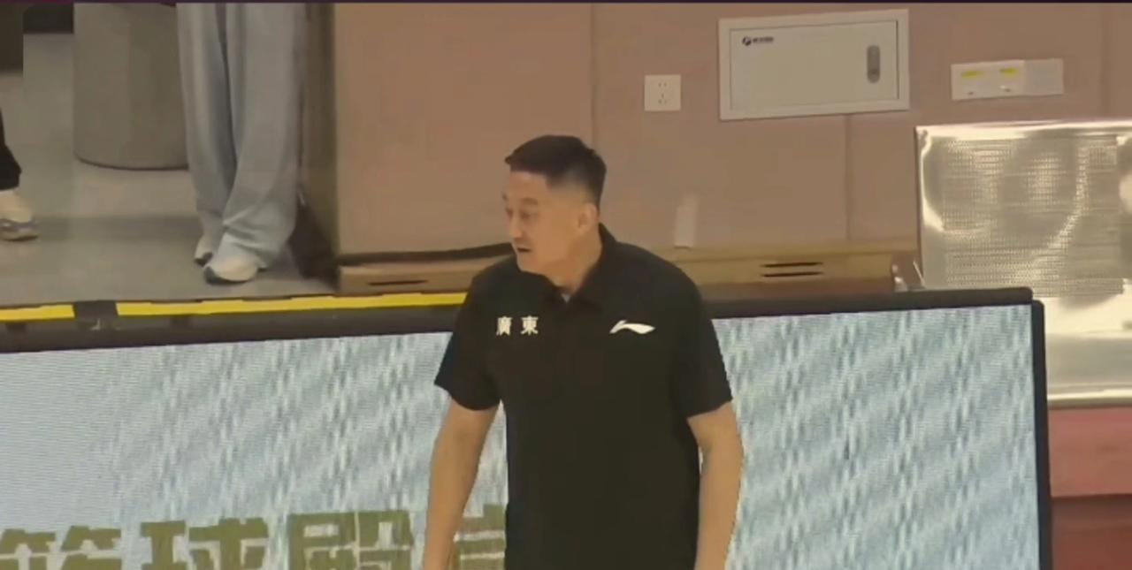 杜锋恨铁不成钢！广东男篮70-80憾负黑山队，但从比赛来看，CBA球队热身赛的