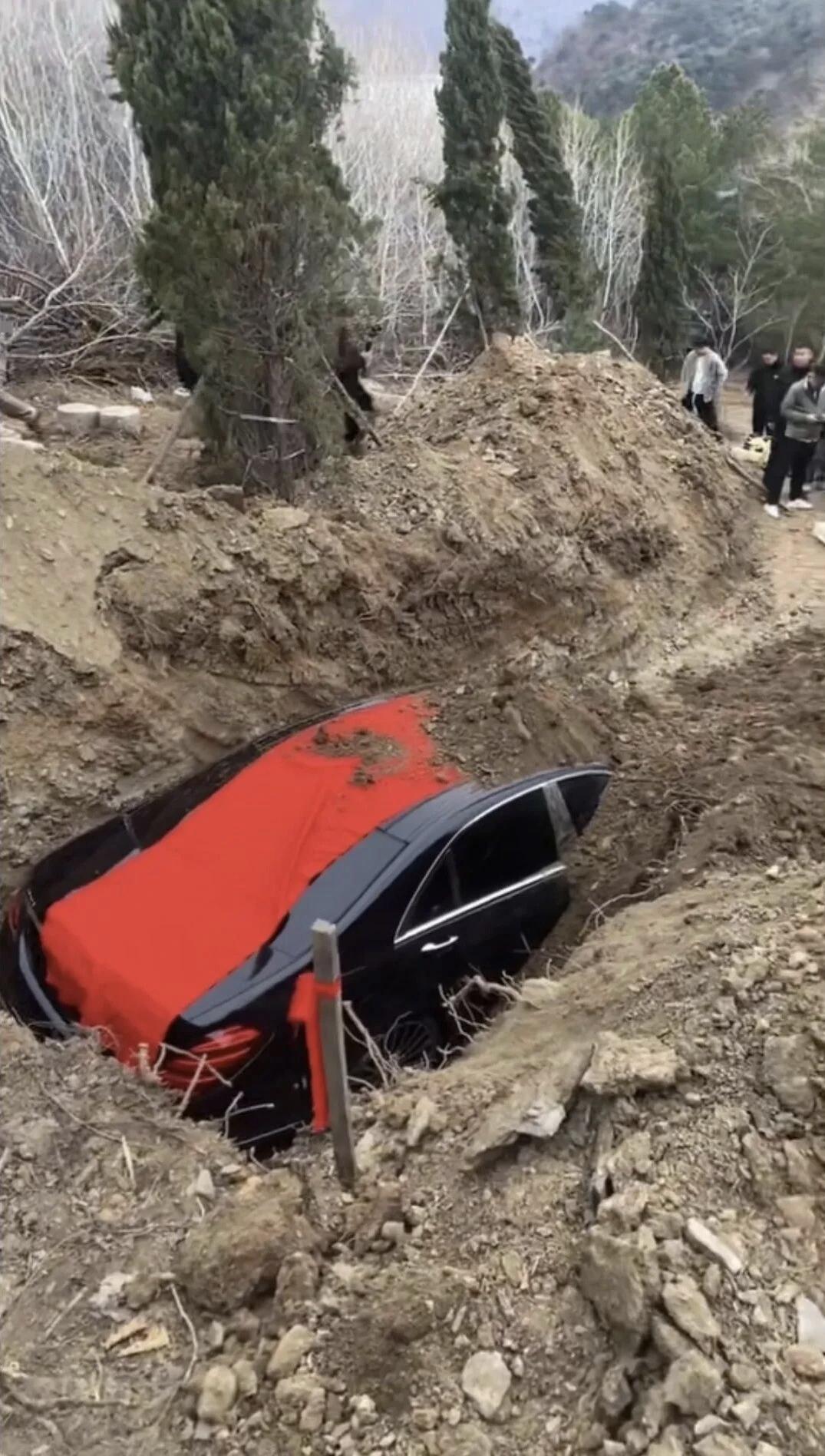 百万奔驰埋土里，网友一句话把我看破防了：“有钱人的快乐，我确实想象不到”4月