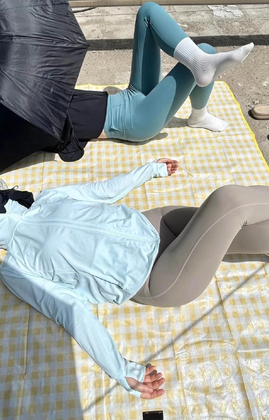 难得这么好的天气，跟好闺蜜在天台晒晒太阳，顺便做个瑜伽不怕有人经过...