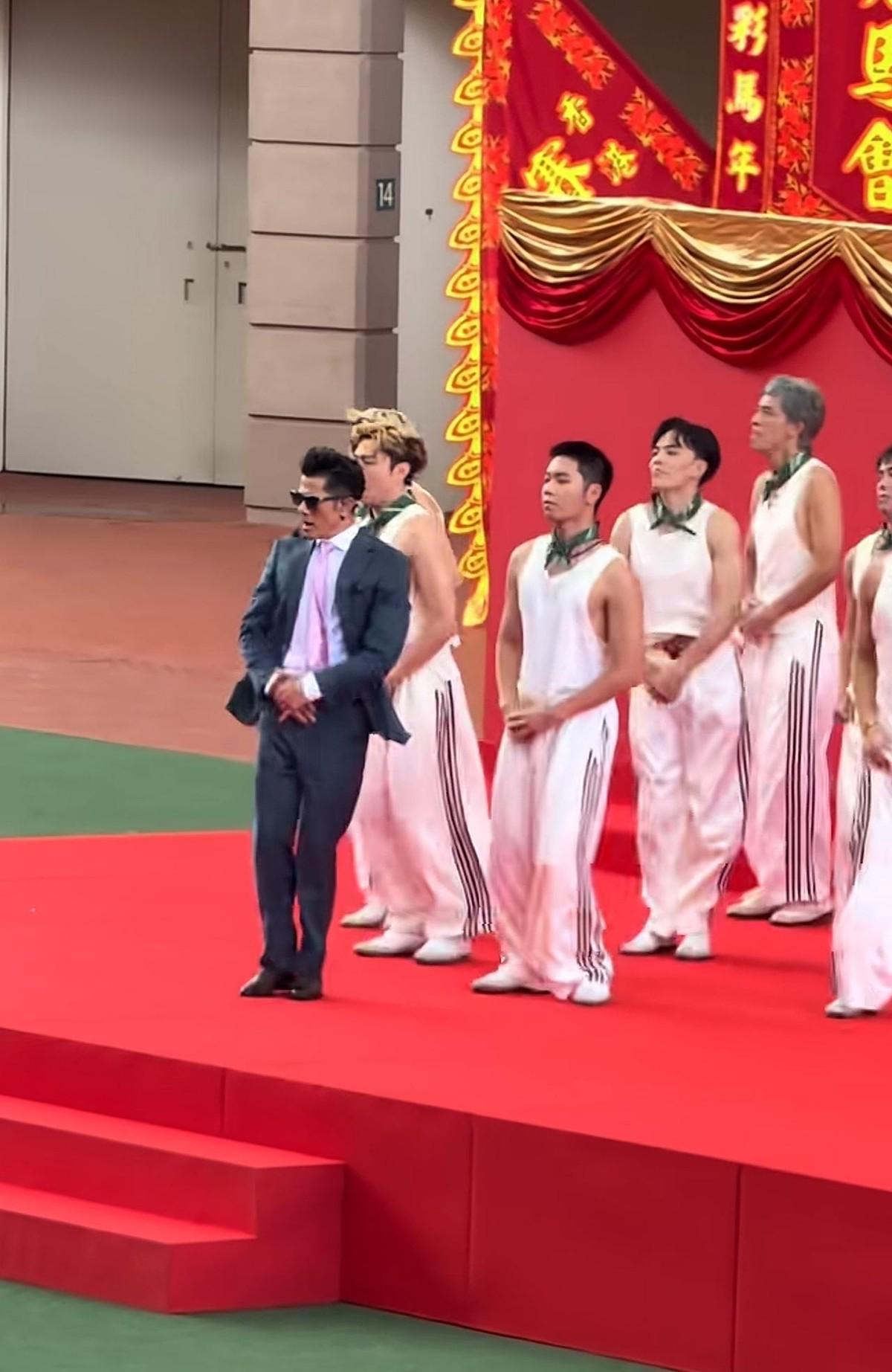 60岁，35度高温，全套西装，全开麦唱跳。郭富城站在香港赛马会的露天场地上，汗