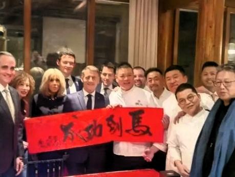 马克龙访华离京前，这顿神秘烤鸭宴突然曝光！巩俐竟低调作陪，全场焦点却在她一身黑衣