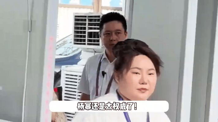 近来，不少人热衷于打卡杨幂的同款“名场面”。无论是她此前拍戏时坐过的老街长椅，亦