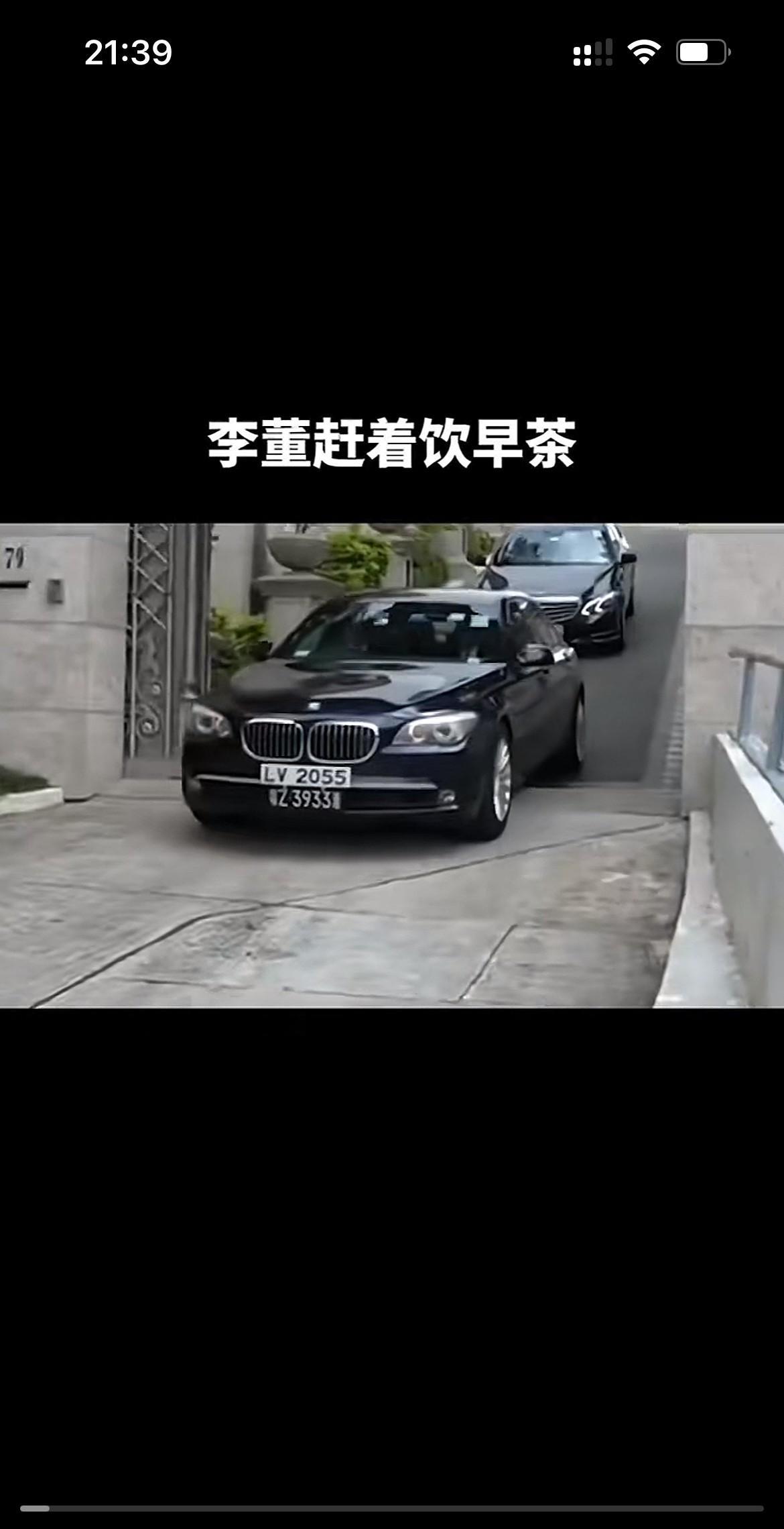 李嘉诚每天都会坚持运动打高尔夫球，出门前保镖先开门在门口，观察有没有安全隐患，确