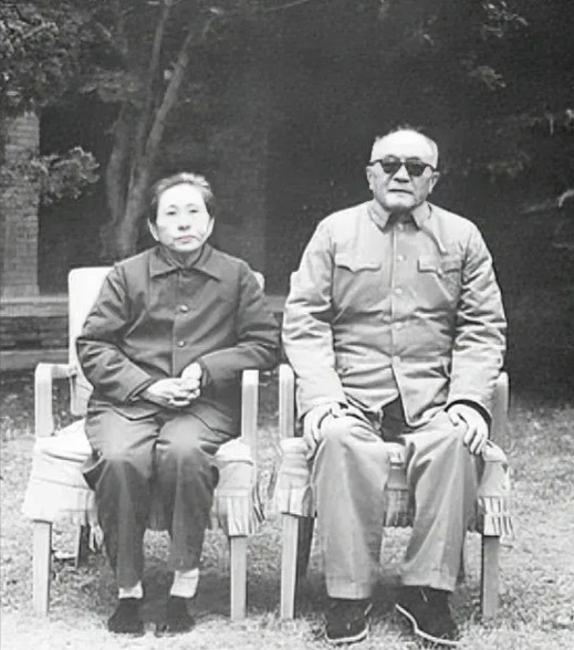 1952年，开国大将黄克诚的岳父，因贩卖鸦片，被判死刑。行刑前，黄克诚找到负责此