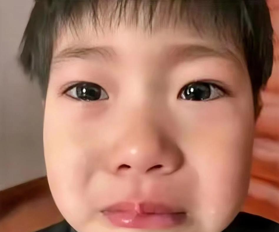 泪目！陕西西安一位班主任在办公室批评班里的男孩，看着孩子近期糟糕的状态，她开口问