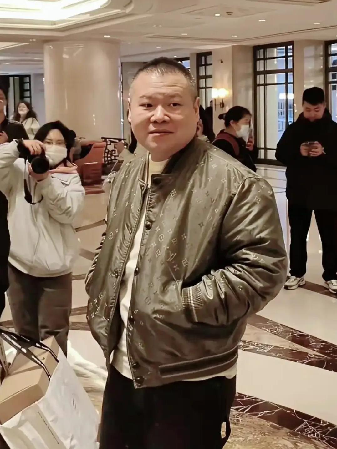 看出图片中的人物是谁了吗？没错，就是岳云鹏！拍照地点是北京中国大饭店门口！那你注