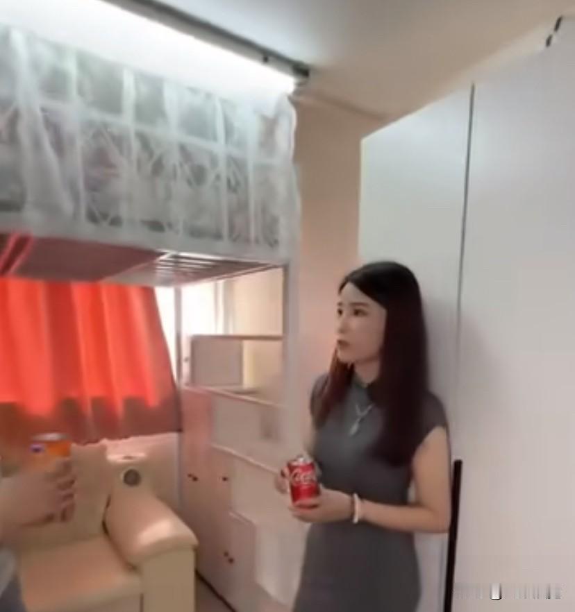 佛山女孩到香港工地打工，月租8000独住12平方米房子，她说：在网上买了一张床，