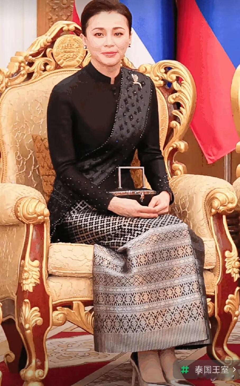 苏提达王后随泰王出访老挝，两天内换穿的两套服装都很美。泰王气质非凡，雍容华贵