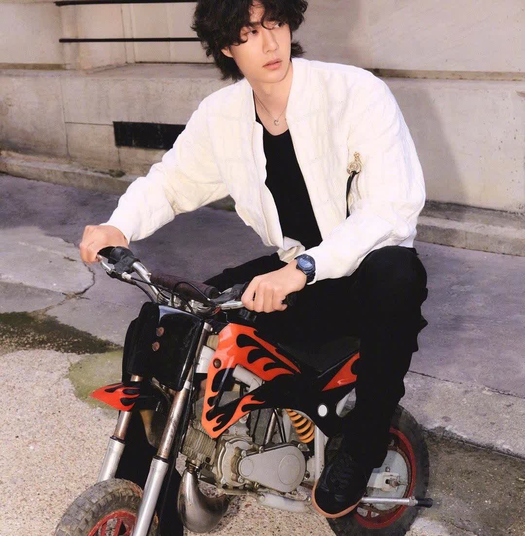 王一博，又是王一博！是穿白色外套的，超级漂亮的小卷毛王一博！衣服好好看呀