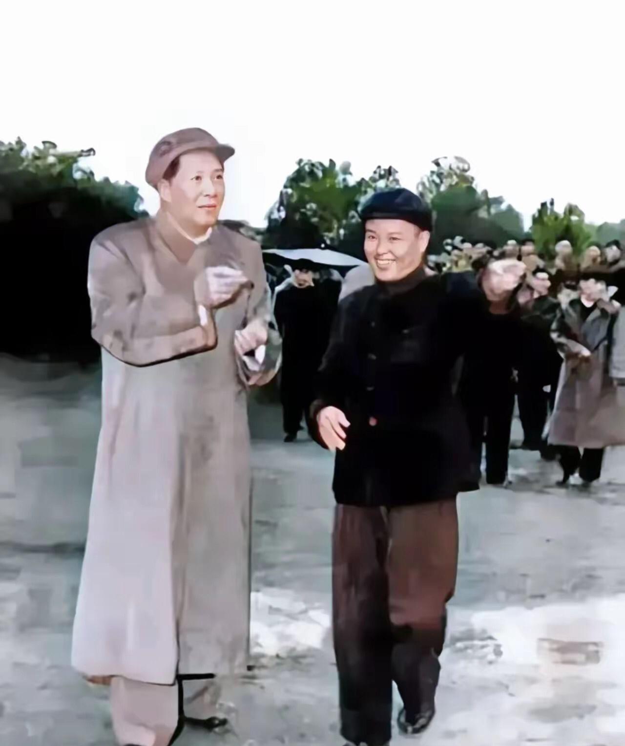 这一年，毛泽东主席回到家乡韶山，他老人家秘书周小舟陪同一起观看自家老宅，老宅修整
