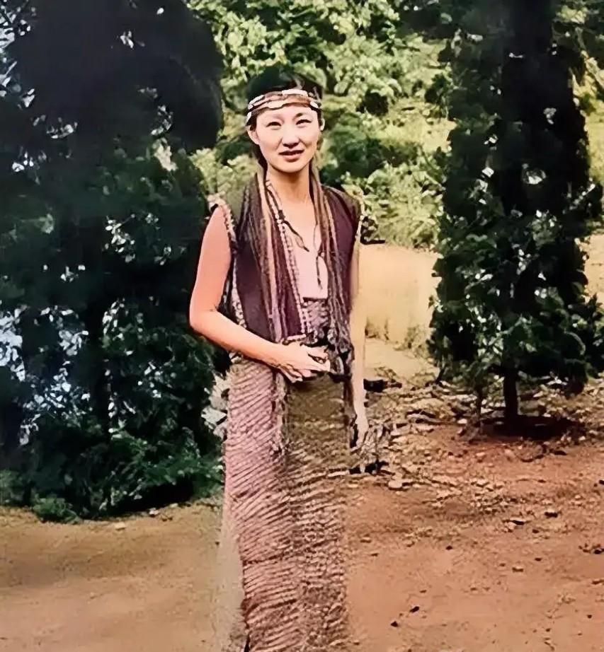 50年代，赵四小姐穿着原住民服饰的罕见照片，她还戴着原住民的头饰，还赤着脚，除了