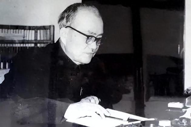 胡乔木为刘少奇起草报告，毛主席阅后写下批语，胡乔木：恕难从命1951年6月，一