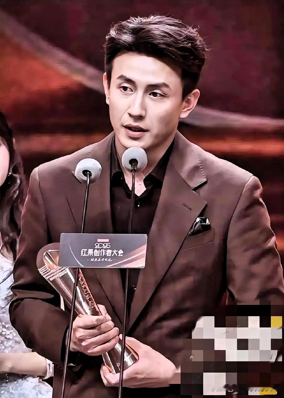 不愧是短剧一哥，刘萧旭这段发言打败了99%的人刘萧旭发言比喻自己是小树苗，