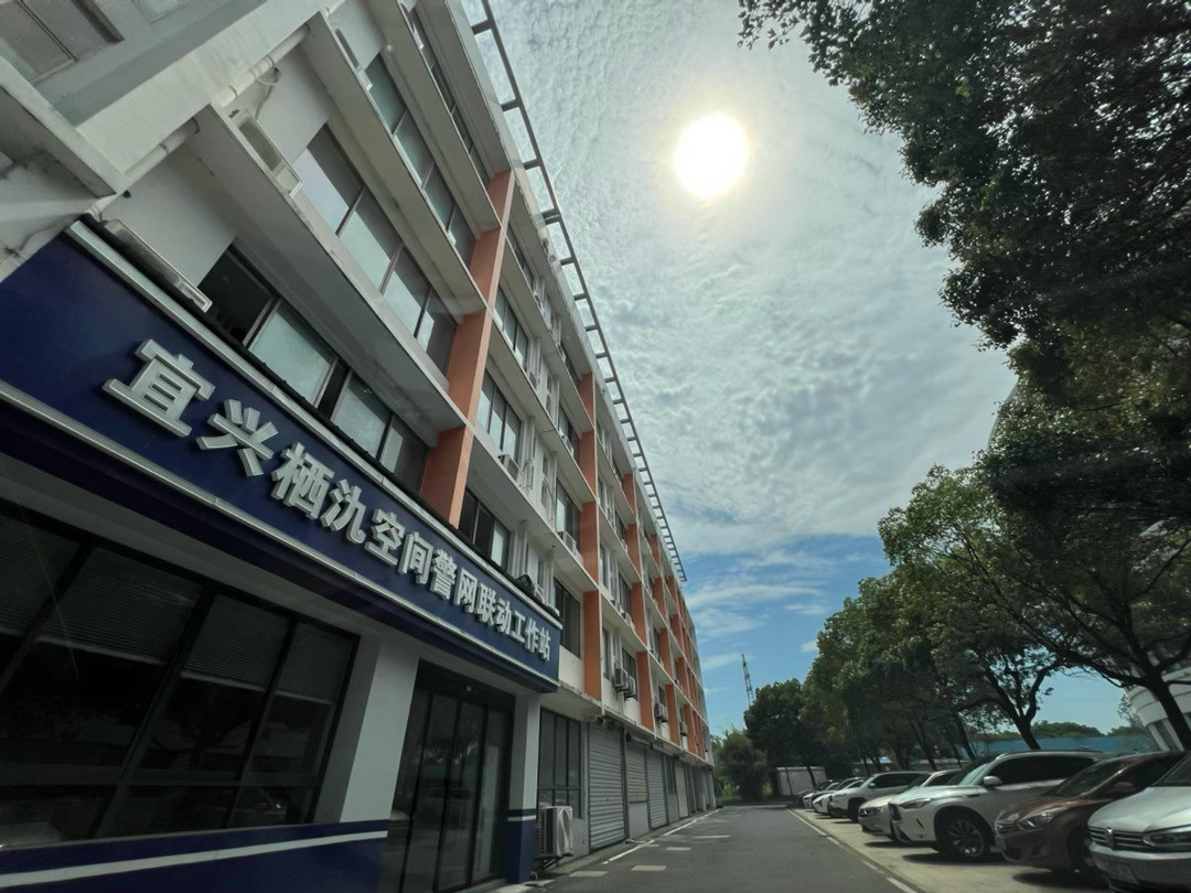 上午来到宜兴环保科技工业园的人才公寓采访，天气比较热。宜兴·中国宜兴环保科技工