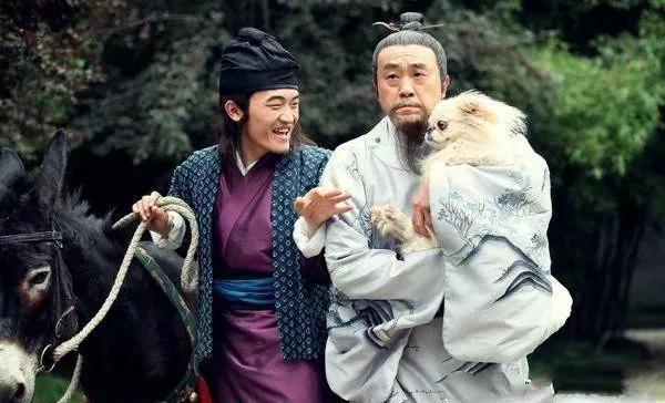 那年，浙江青田县笼罩在梅雨时节的阴霾中。六十五岁的刘伯温躺在病榻上，望着窗外的