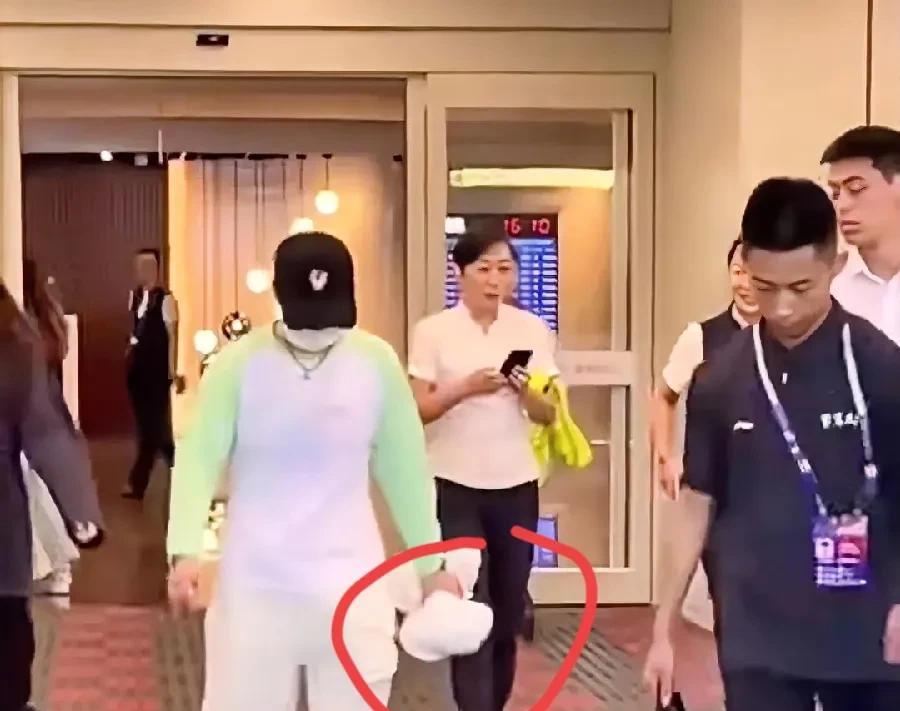 莎莎落地新疆，全网都在讨论她身上这件衣服，有没有人注意到她手上的这件，实话