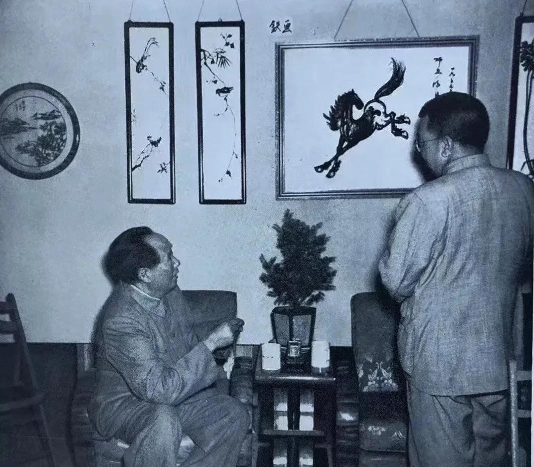 1953年，毛主席欣赏铁画《奔马》，瞧这气势，气吞万里如虎。1953年，毛主席