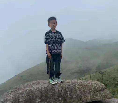 福建男童已经失踪这么多天了，警方多次翻看下山的监控视频也没有看到孩子下山，可以确