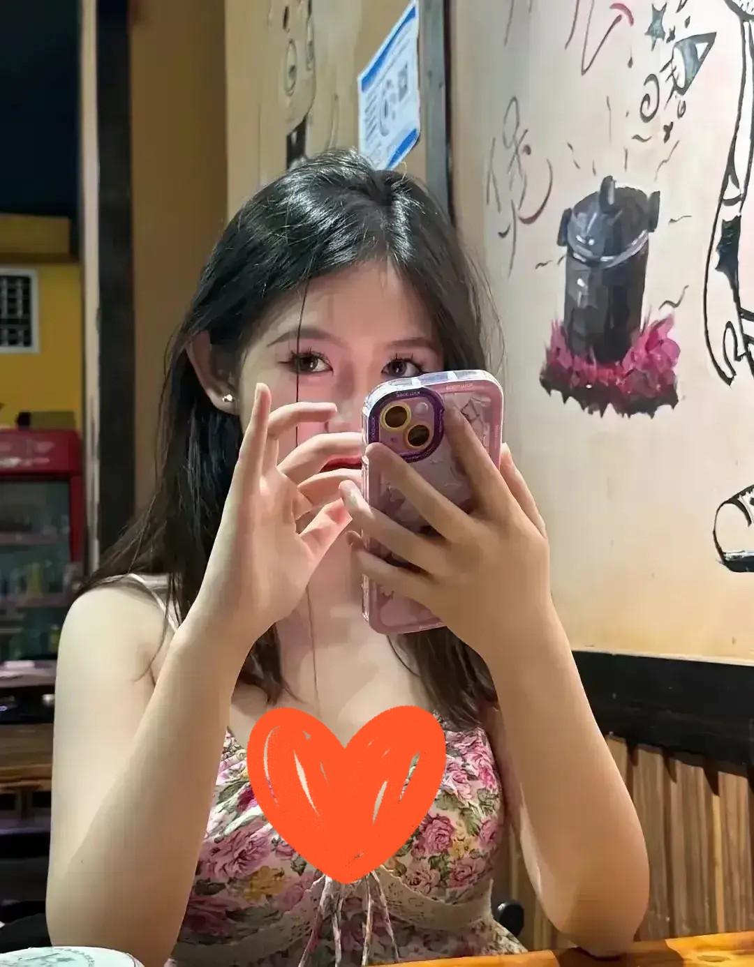 昨天晚上吃饭，看到一个大美女这个美女身材也太喔噻了吧，颜值不输明星的，身材高