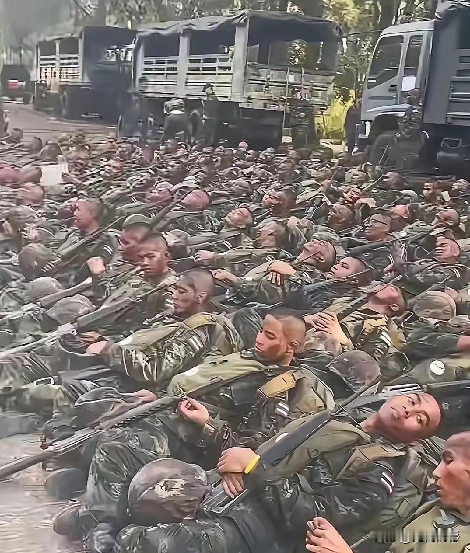 泰国的这些士兵，不知道是从前线下来的，还是准备上前线的，看他们的精神状态，都是很