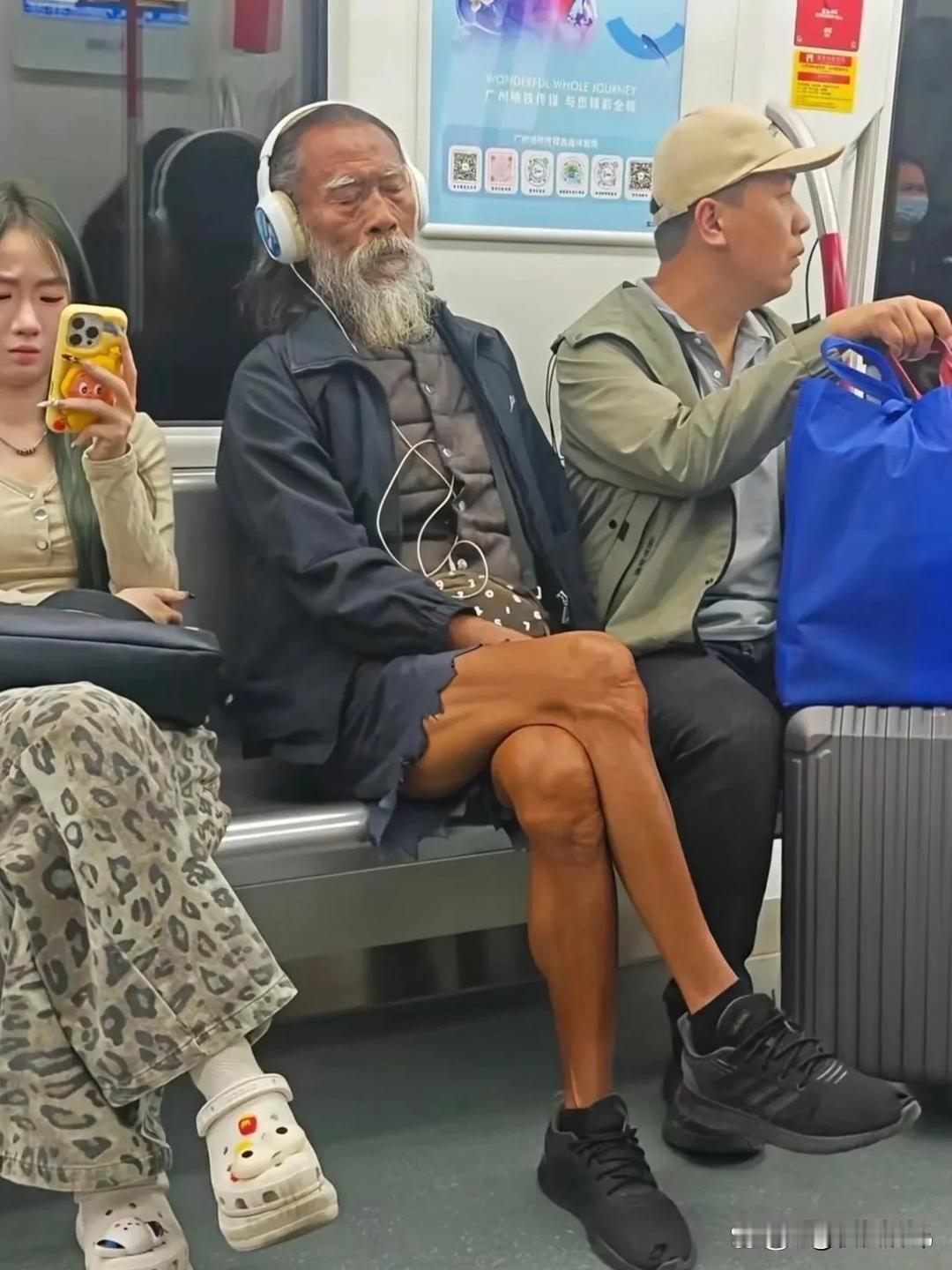 果然大爷还是大爷，不怪小姐姐一脸的嫌弃，换做谁谁不是。