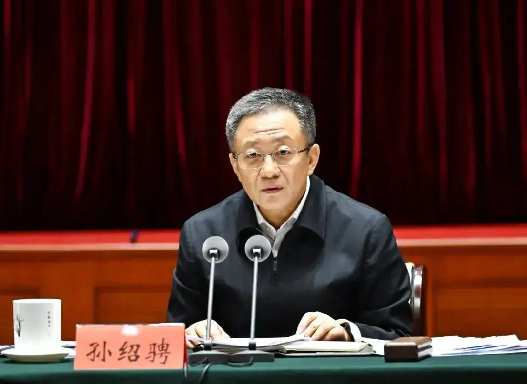 孙绍聘在内蒙古任职期间，落实为基层减负政策被基层拍手叫好。如他说，下任务不能脱离