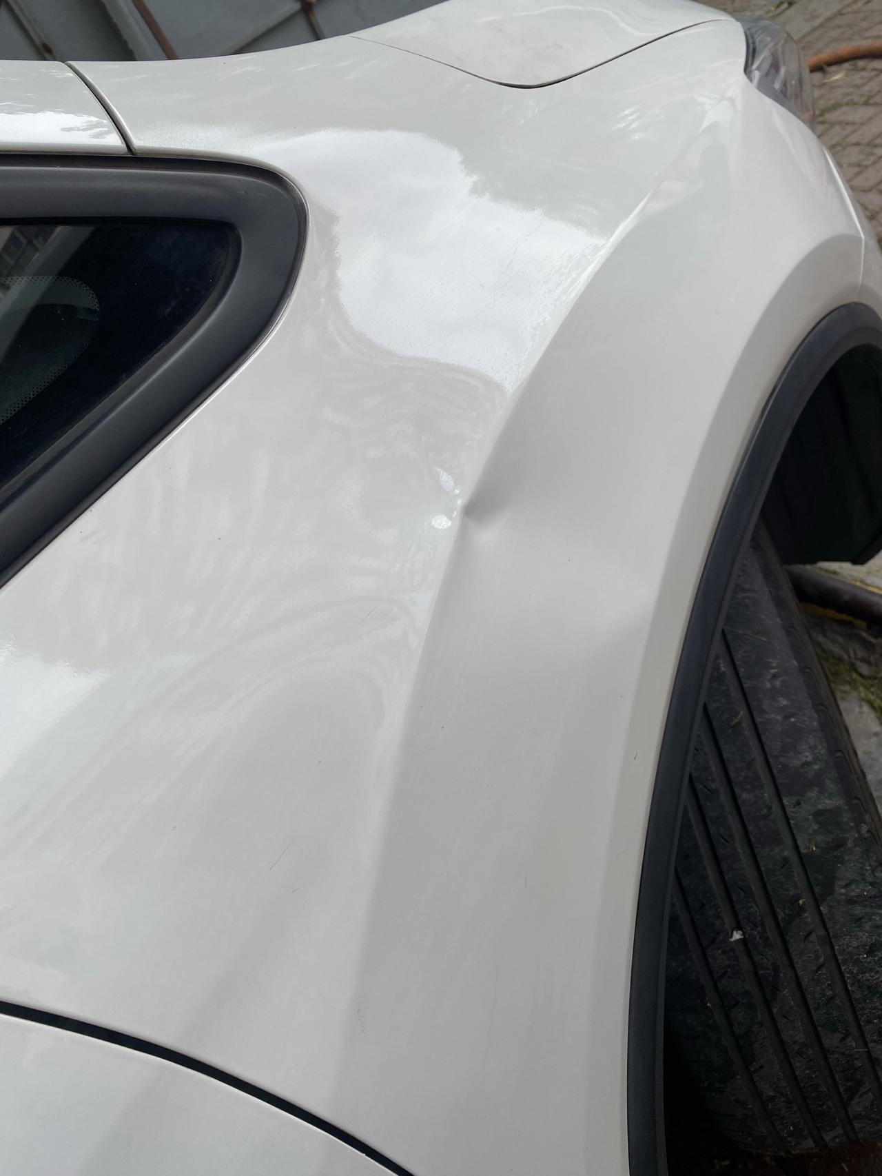 早晨去上班，遇到一位逆行的女子，她骑着电动车，侧面蹭到了我的车。车身上留下一处明