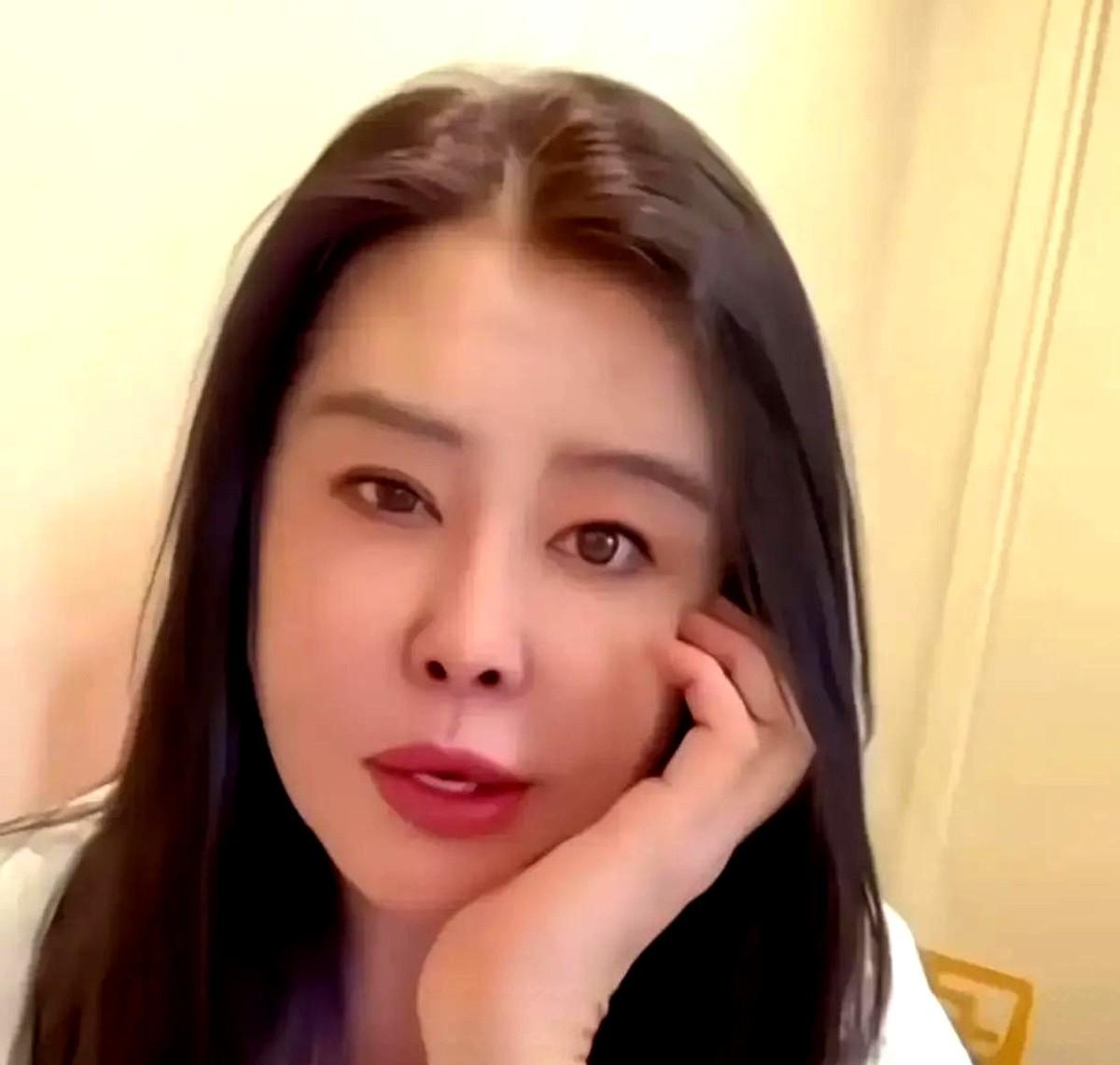 58岁的王祖贤，在温哥华开艾灸馆，亲自给客人点艾条。有华人去探店，女神真的亲