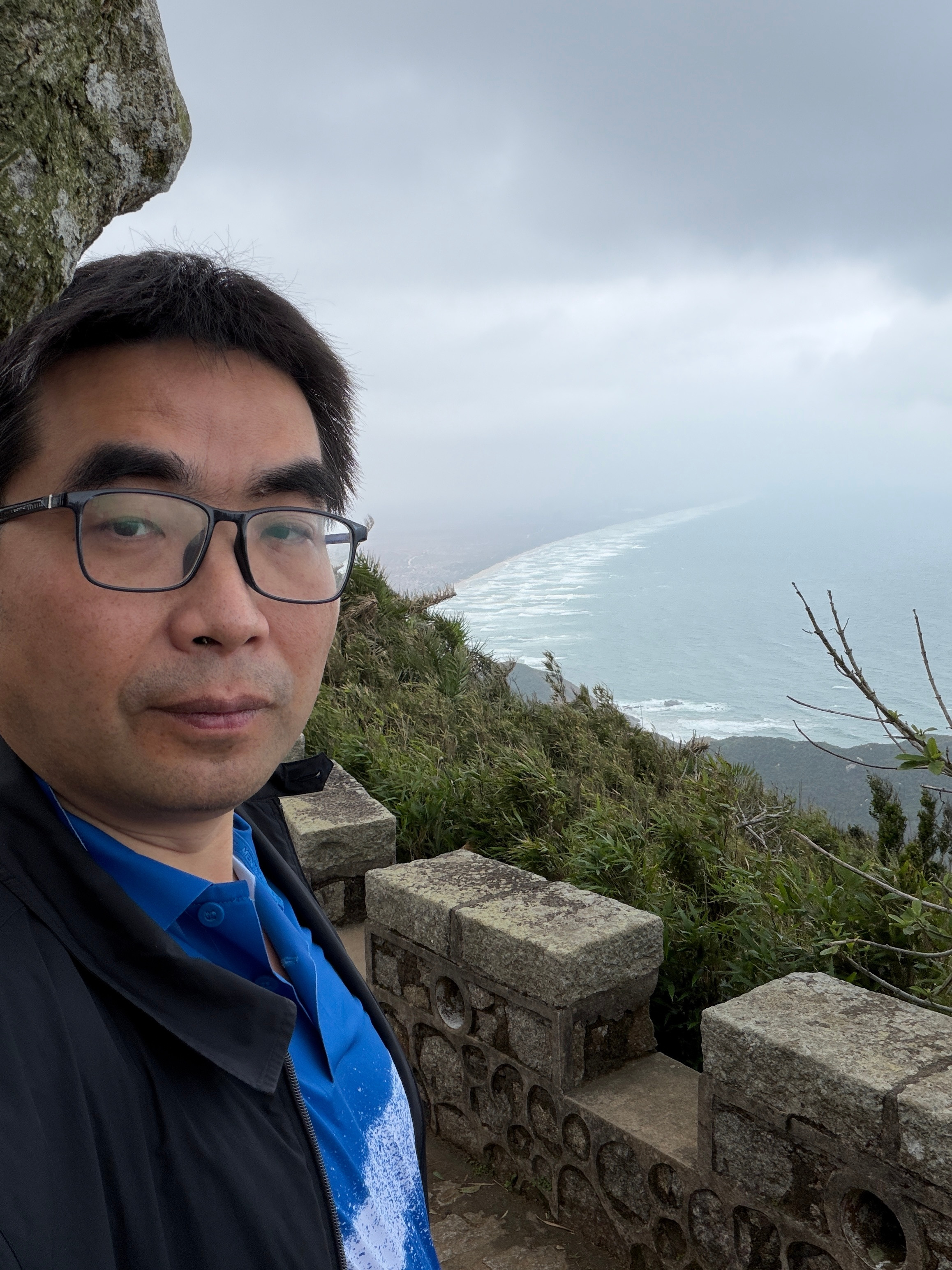 昨天我儿子问我中年人有钱有面子，还能有什么痛苦。。我给他讲了红楼梦的故事，元宵节