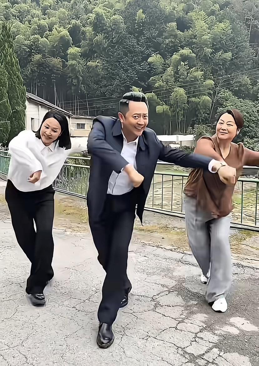 我现在最怕刷到印小天跳舞！他是不是就会这一个舞蹈啊！就不能换个音乐换个舞蹈吗