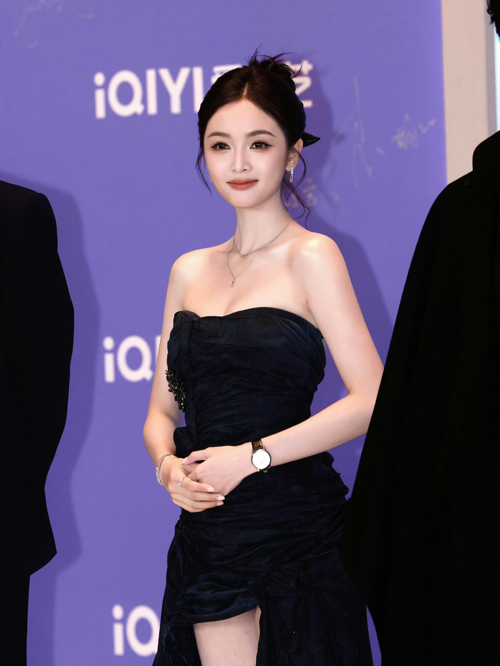 吴宣仪身穿PeetDullaert2025秋冬高级定制亮相2025爱奇艺尖叫