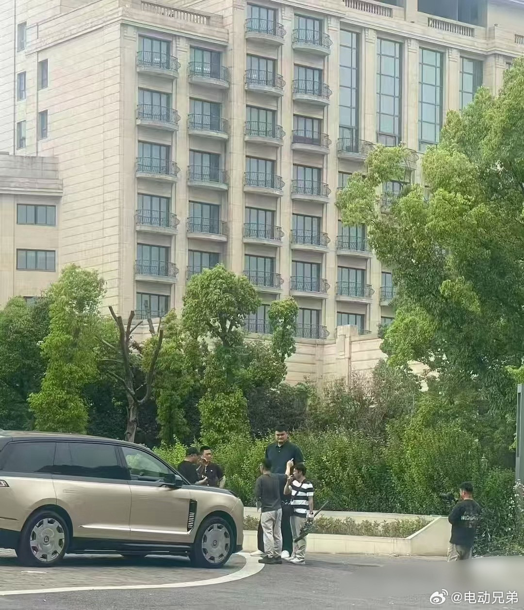 这张图看到了姚明，隐约还看到了斌哥，有意思啊不过我曾经吹过ES9后排头部垂直空间
