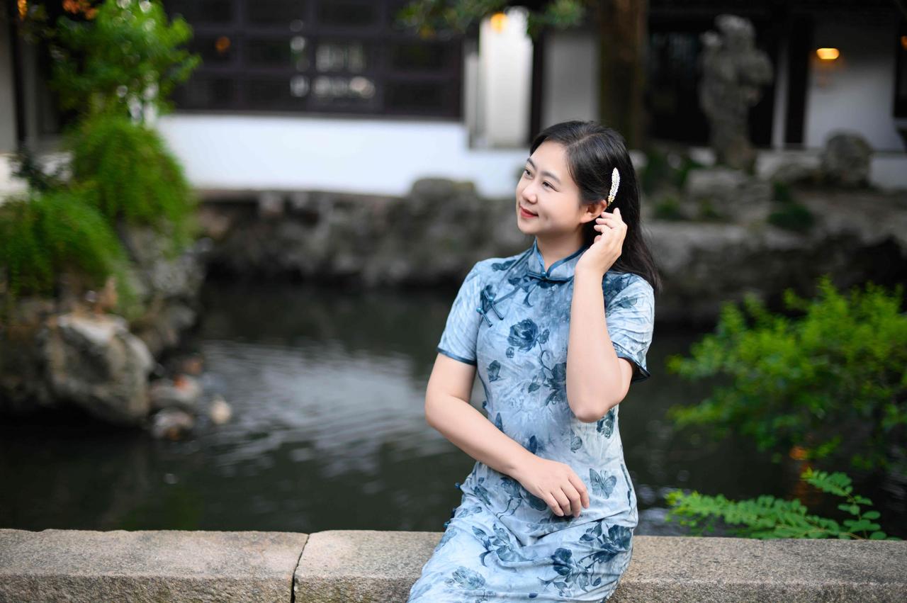 11年前去苏州旅行我们住的是苏州书香府邸平江府，我特别喜欢他们的园子，古色古香，