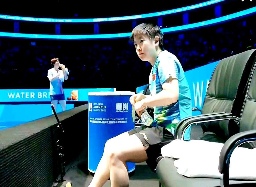 解说一句话点透：孙颖莎最可怕的不是球技，而是用毛巾盖住球拍的那几秒。当时孙