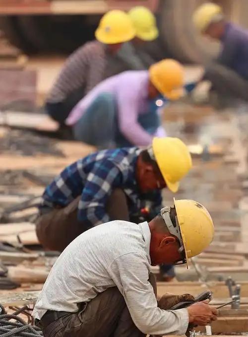 目前，在以色列的建筑工地上，有中国工人，也有印度工人。中国工人每月工资，折合成人