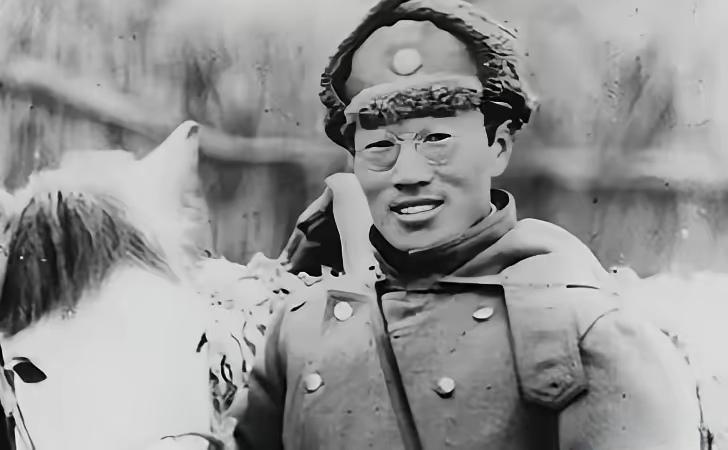 1942年！蒋介石给于学忠下令，让他秘密枪决万毅。于学忠收到电报后，顿时陷入两难