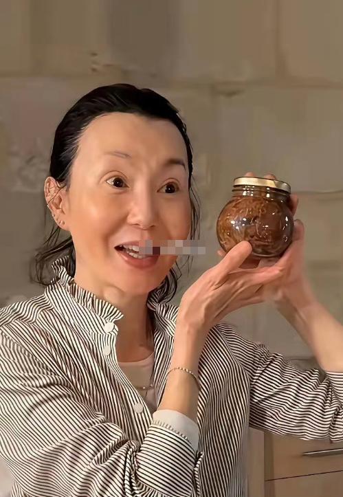 女神可以老，但优雅的不多张曼玉，香港女演员。从1983年香港小姐亚军起步，她逐
