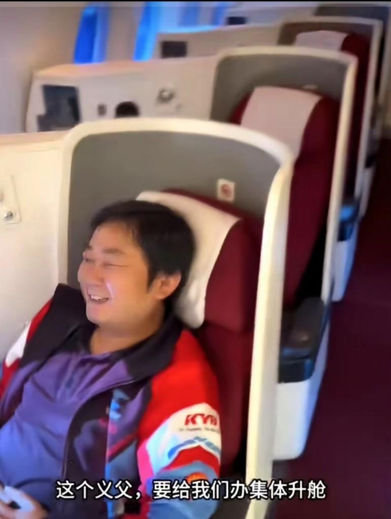 张雪出差自己坐头等舱，员工挤经济舱，张雪要给他们升舱，每人要加7500元，6人就