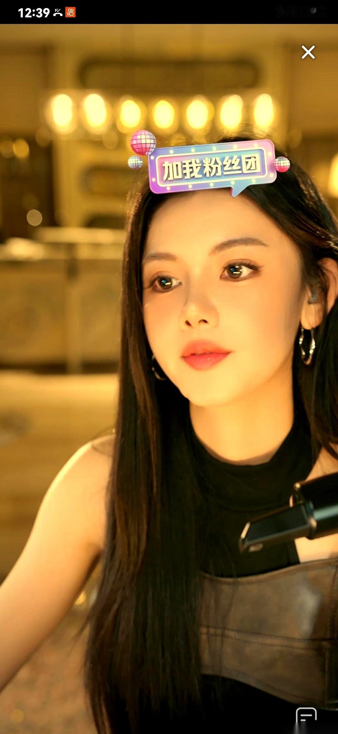 抖音那个传说中的白皇，阿尔法，就那么毫无征兆地，“哐”一声，砸进了小U哈的直