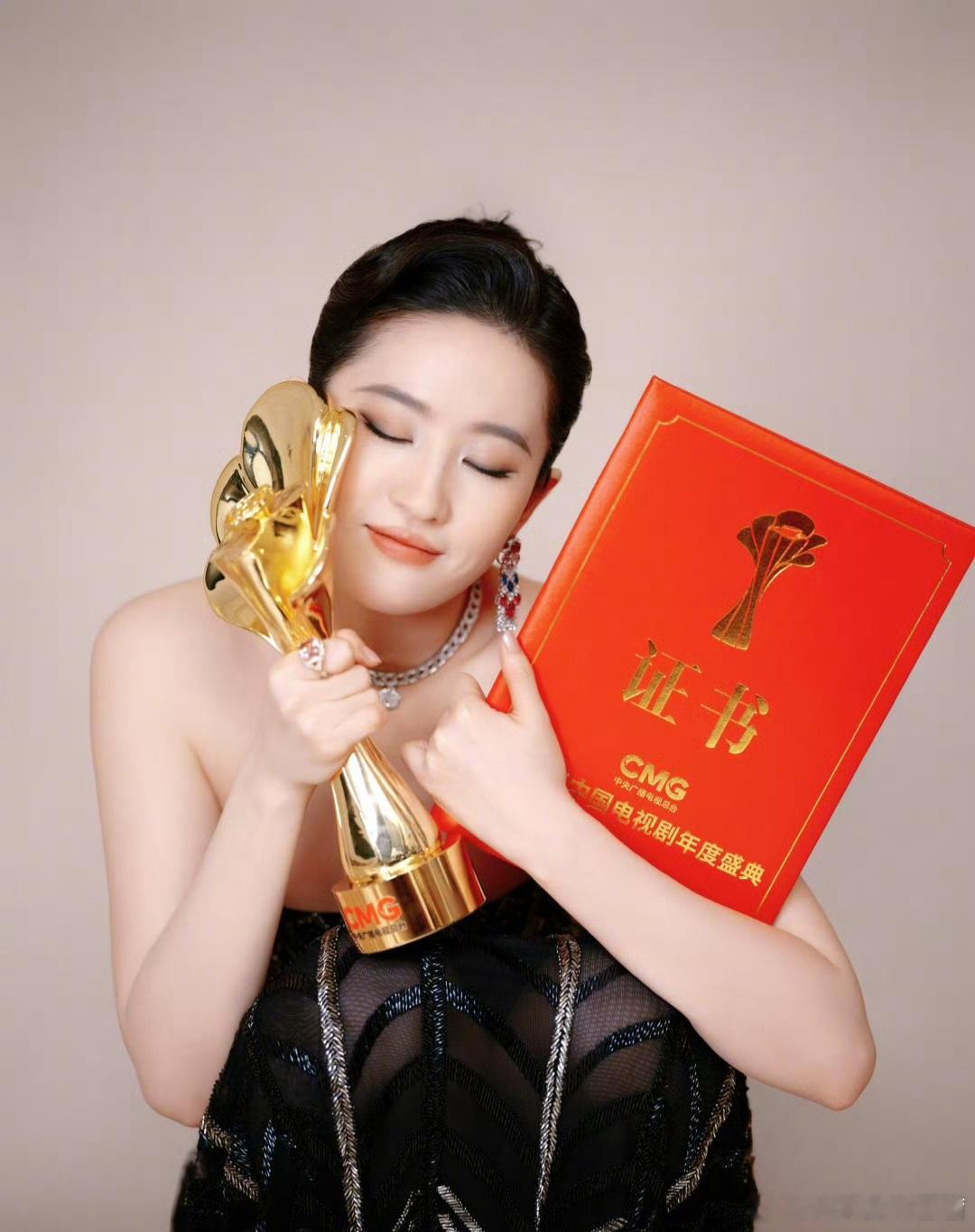 刘亦菲CMG盛典获奖造型惊艳全场，黑金礼服配钻石配饰，尽显东方美人的华贵与温婉！
