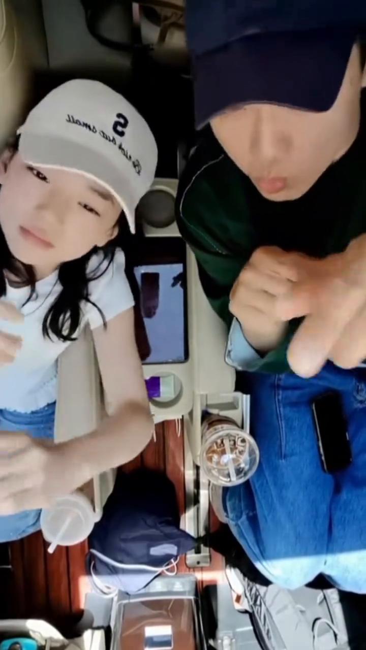 太晚了。这个是爸爸送的。我知道了，它是这样一转，然后就可以调节各种猫的叫声。