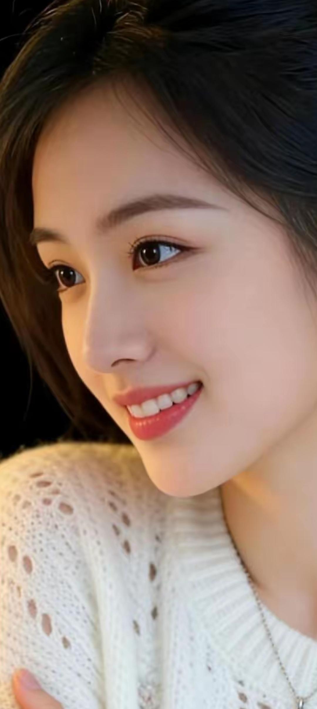 温柔甜美的笑容，白色针织衫的清新，让人心动的瞬间。🌸💖