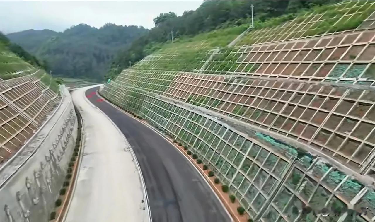 市市双机场高铁县县2条以上高速，西部交通最发达的贵州又卷国道了，其他省还跟吗？[