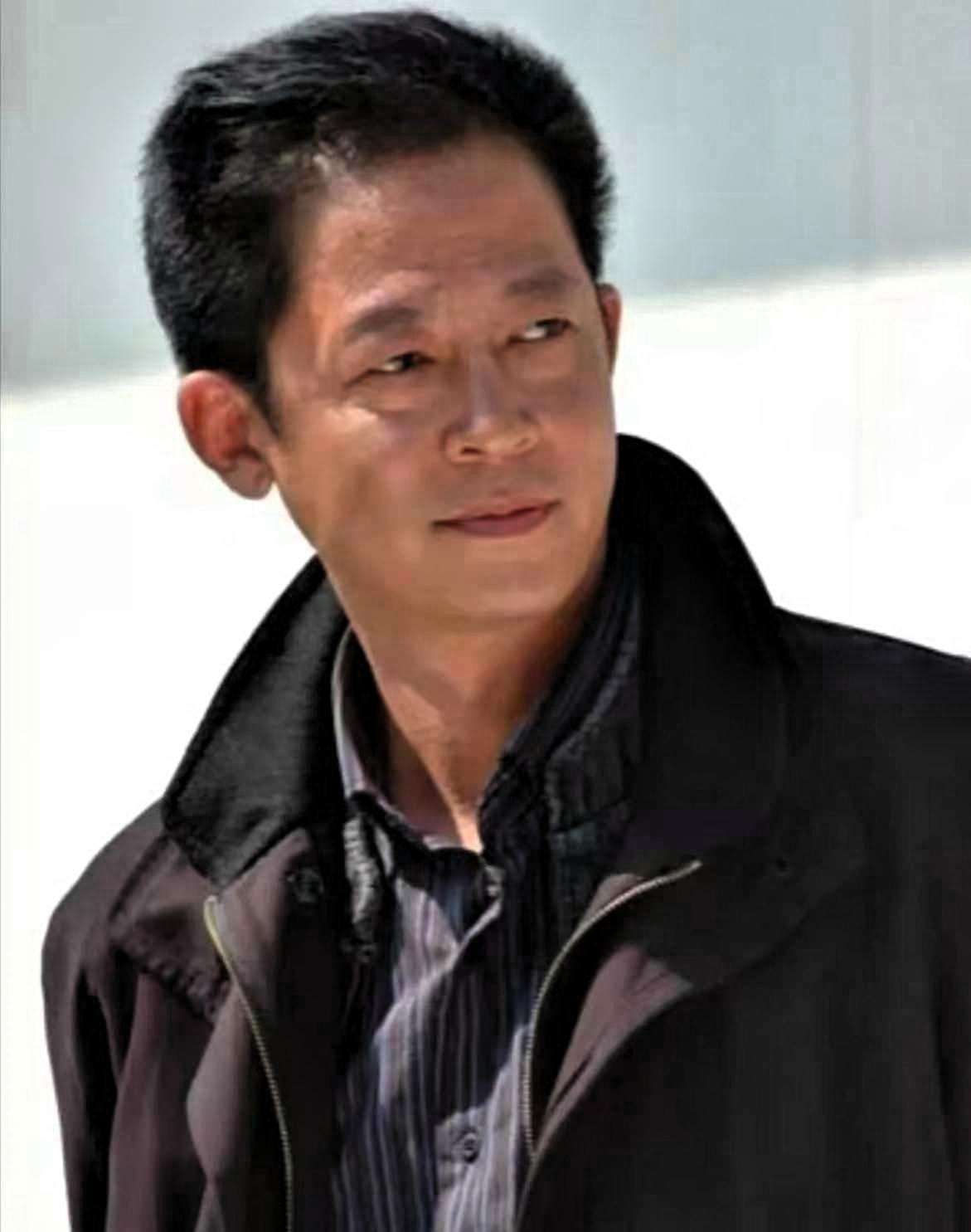 王志文说：“不要看不起任何人，你再有本事，只要别人不求你，你在别人眼里，什么都不