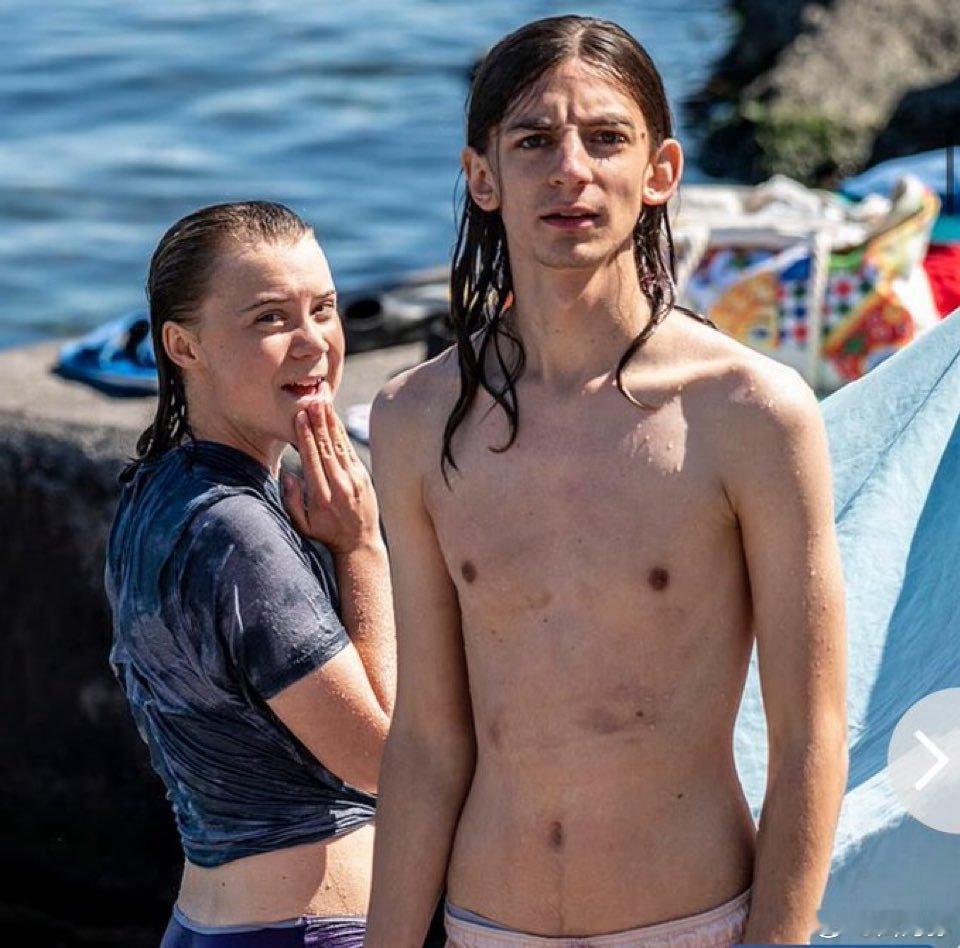 环保少女格蕾塔·桑伯格和她的男朋友在海边度假，这俩看起来一个像咕噜，一个像黑帮大