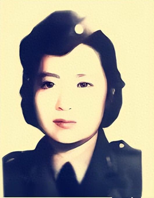 1953年，澳门街头一妇人抱孩子举牌乞讨，蒋介石下令：接她到台湾。这位在街