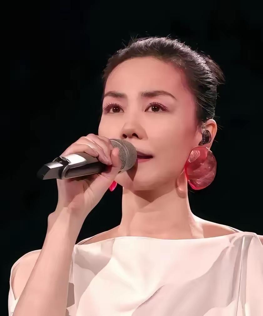 王菲唱一首电视剧主题曲，市场价至少几百万。但这次给老友孙浩的《主角》干活，她没谈